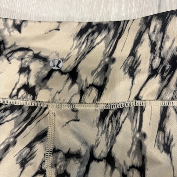Lululemon Black/Grey/Tan Shibori Tie Diamond Dye Crop Wunder Under Marble Size 6 - Picture 4 of 5